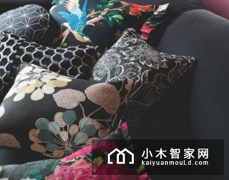 黑色布艺潮同赏家的花容月貌用靠垫装点客厅里的主角