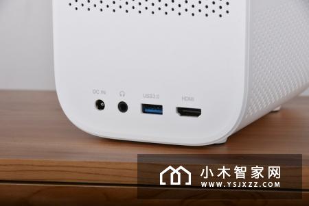 米家投影仪青春版售价2499元,只需2.5米的距离就能投射出100英寸的画面