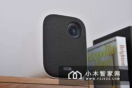 米家投影仪青春版售价2499元,只需2.5米的距离就能投射出100英寸的画面
