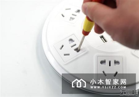 致敬小米8！防雷插座也透明探索 来感受下
