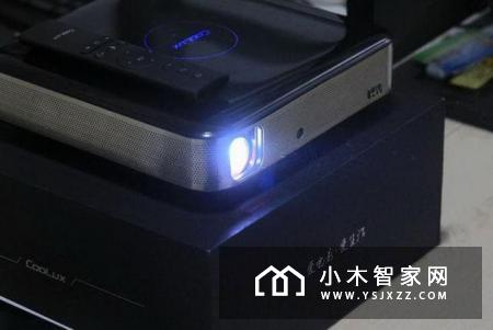 这款智能投影能带你在客厅墙面上飞