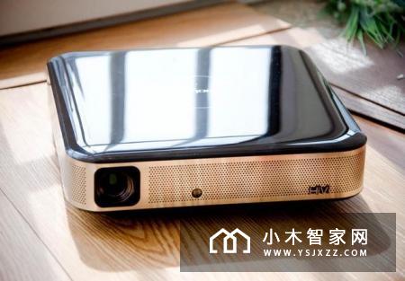 这款智能投影能带你在客厅墙面上飞
