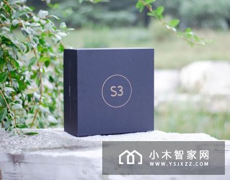 这款智能投影能带你在客厅墙面上飞