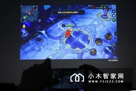 这款智能投影能带你在客厅墙面上飞